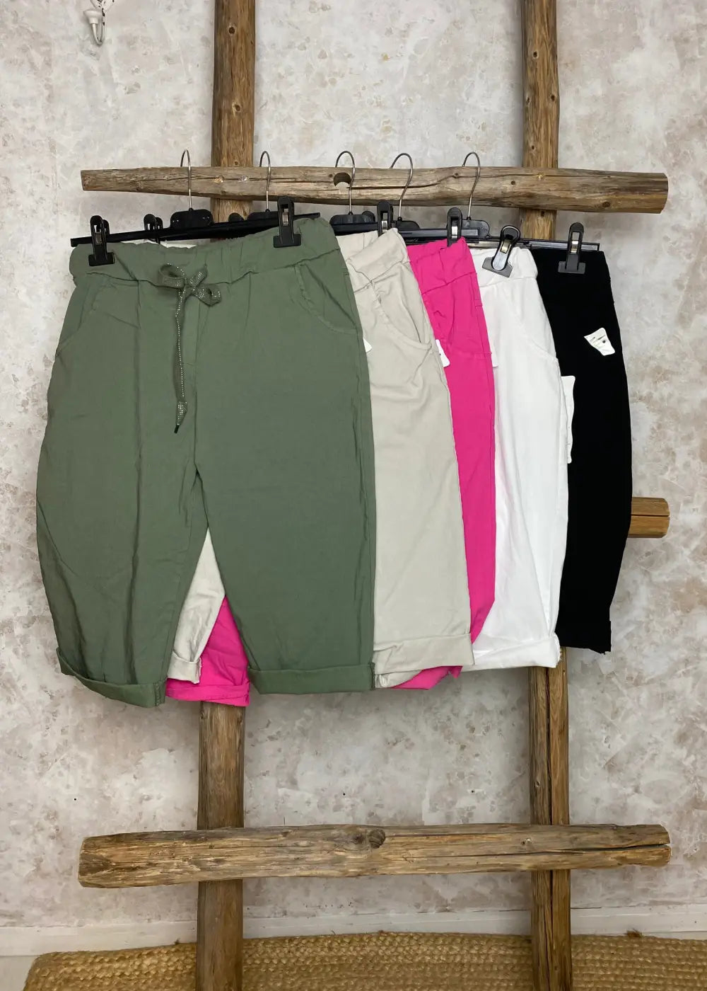 Caprit 570 eri värejä 0624 | khaki | caprit ja shortsit