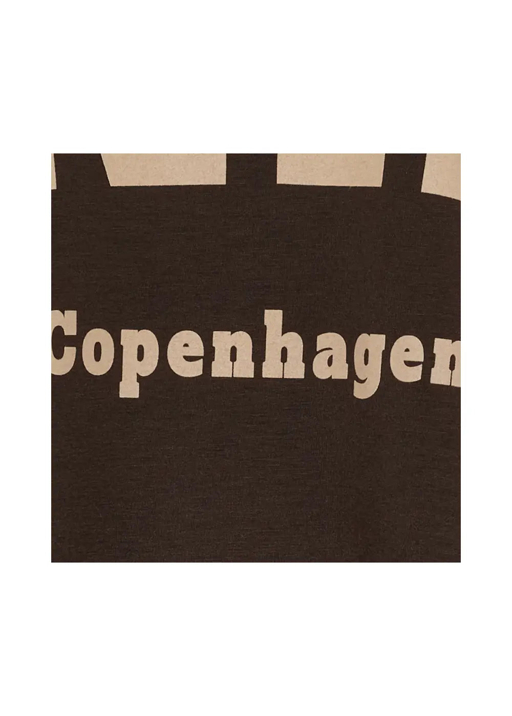 Ruskea oversized-collegemekko, jossa pehmeä joustava materiaali, Copenhagen-tekstiprintti, pitkät hihat ja lyhyet sivuhalkiot helmassa