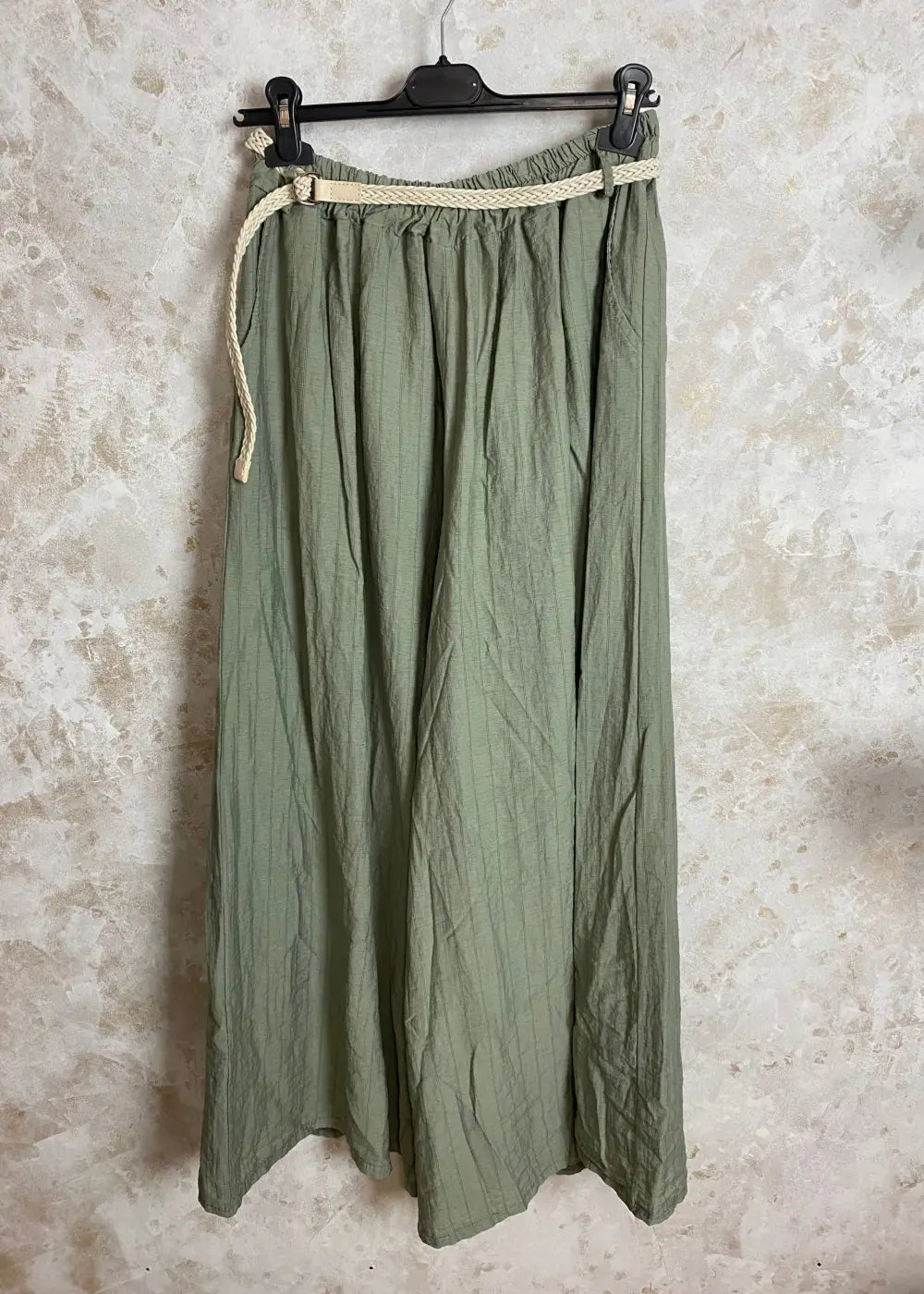 Kesähousut ohuilla raidoilla, löysät lahkeet, taskut ja vyö. One size, sopii kokoihin 38–46. Napakka ja mukava kangas.