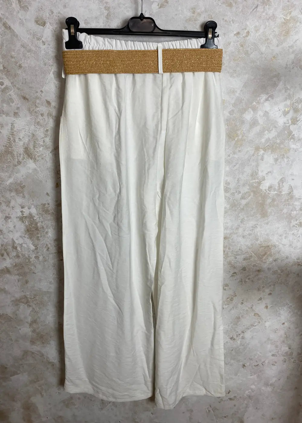 Kesähousut joustavalla vyötäröllä, leveillä lahkeilla ja taskuilla. Irrotettava vyö. One size, sopii kokoihin 38–44.
