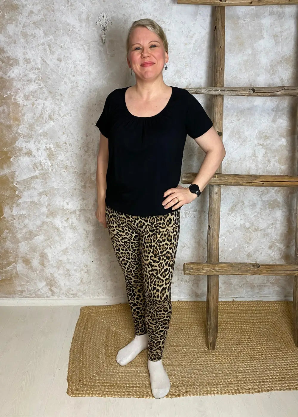 Leopardikuvioiset leggingsit hieman paksummasta materiaalista, nurjalla puolella lyhyt nukka, korkea vyötärö ja joustava istuvuus