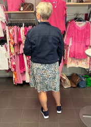 Kevyt kuviollinen mekko joustavasta materiaalista, V-pääntie ja kauniisti levenevä kellohelma