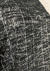 Elegantti hihaton neulemekko, tekstuurinen pinta, pehmeä trikoovuori, O-pääntie, naisellinen malli, levenevä helma, monikäyttöinen.