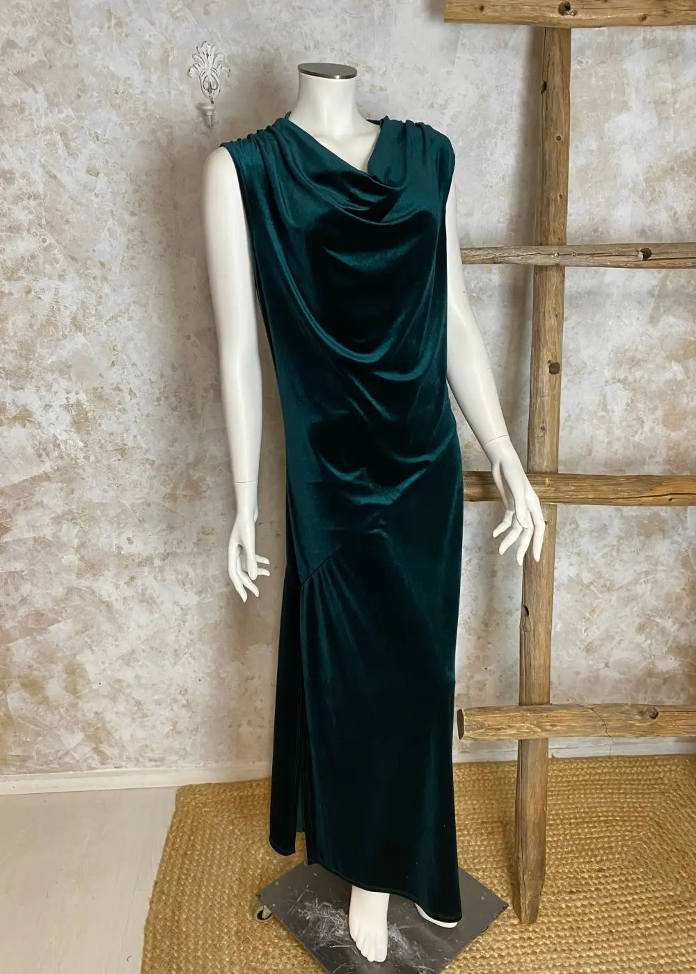 Säkenöivän kaunis hihaton velour-mekko naisille, pehmeä stretch, vesiputouskaulus, imarteleva malli ja näyttävä levenevä helma