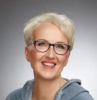 Mustat suorakaiteiset lasit hopeisilla kehyksillä ja linsseillä.