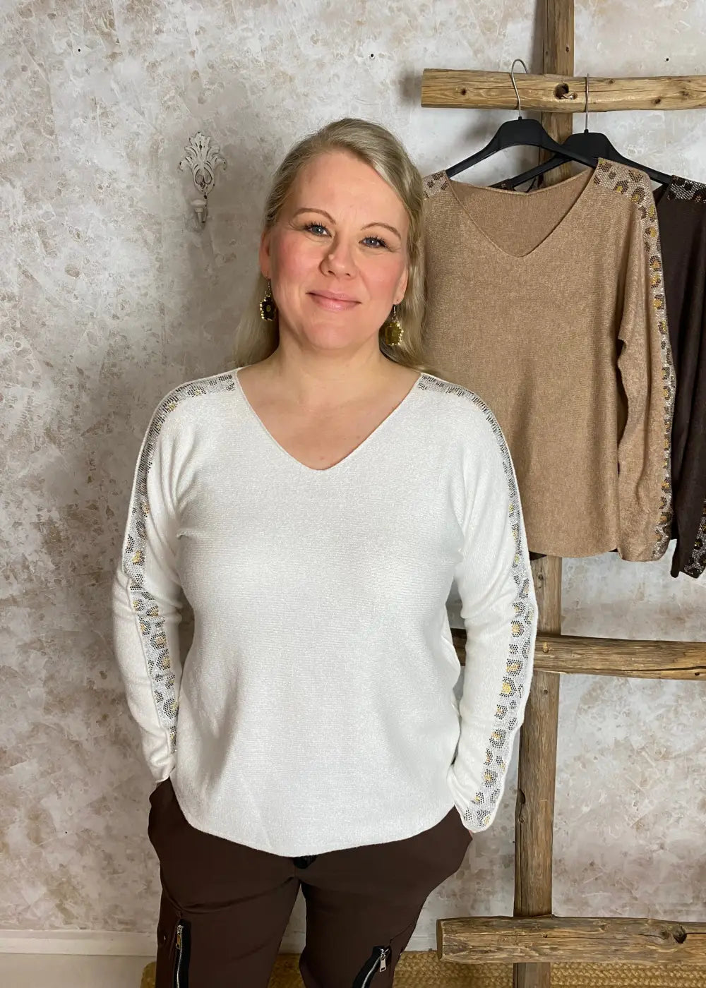 Ylellinen neule V-pääntiellä, suora malli, täysmittaiset hihat ja strassikoristelu olkapäiltä hihansuihin, "cashmere touch"