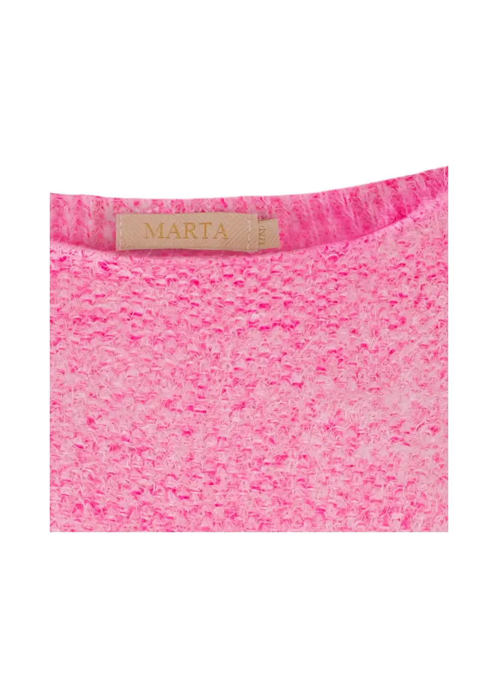Pinkki pörröneule hurmaa pehmeällä materiaalilla, lepakkohihoilla ja tyylikkäällä venepääntiellä. Ihastu ja tilaa oma suosikkisi!