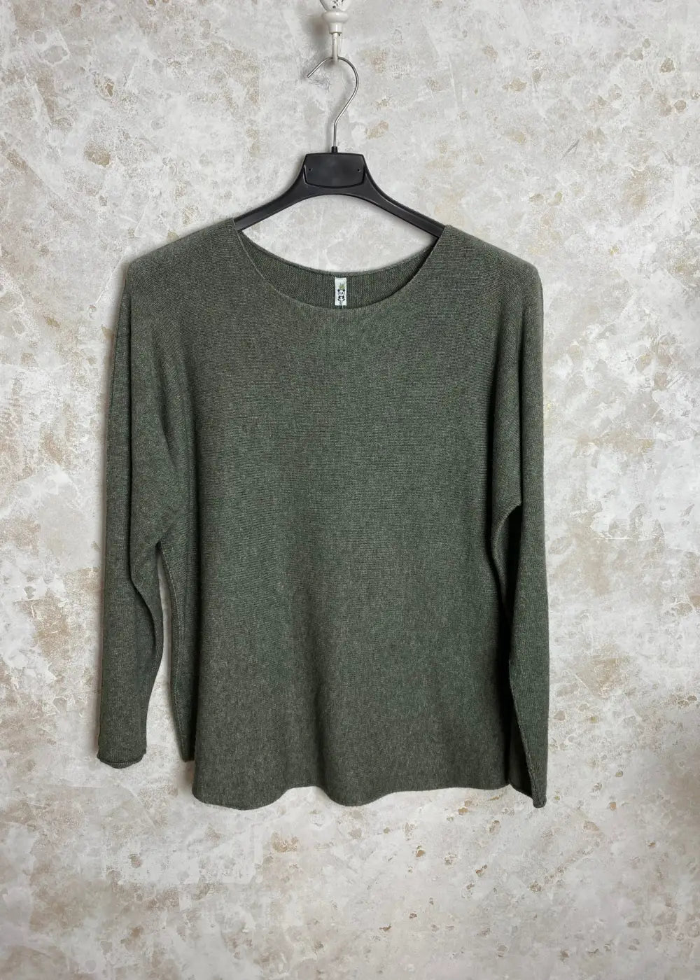 Superpehmeä Cashmere touch -neulepusero, jossa O-pääntie, pitkät hihat ja joustava, miellyttävä materiaali.