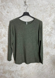 Superpehmeä Cashmere touch -neulepusero, jossa O-pääntie, pitkät hihat ja joustava, miellyttävä materiaali.