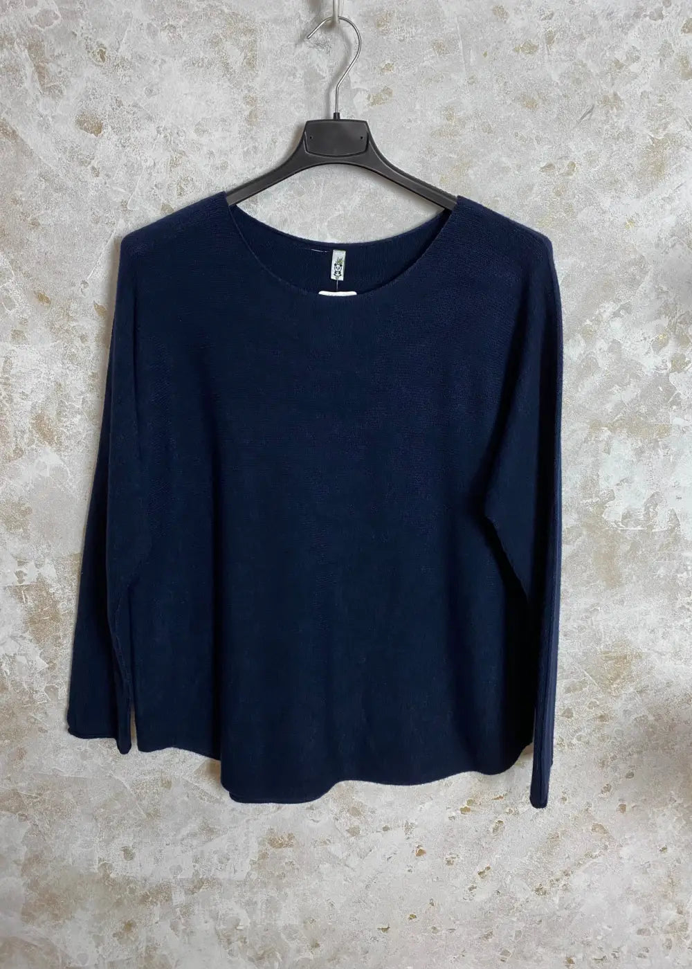 Superpehmeä Cashmere touch -neulepusero, jossa O-pääntie, pitkät hihat ja joustava, miellyttävä materiaali.