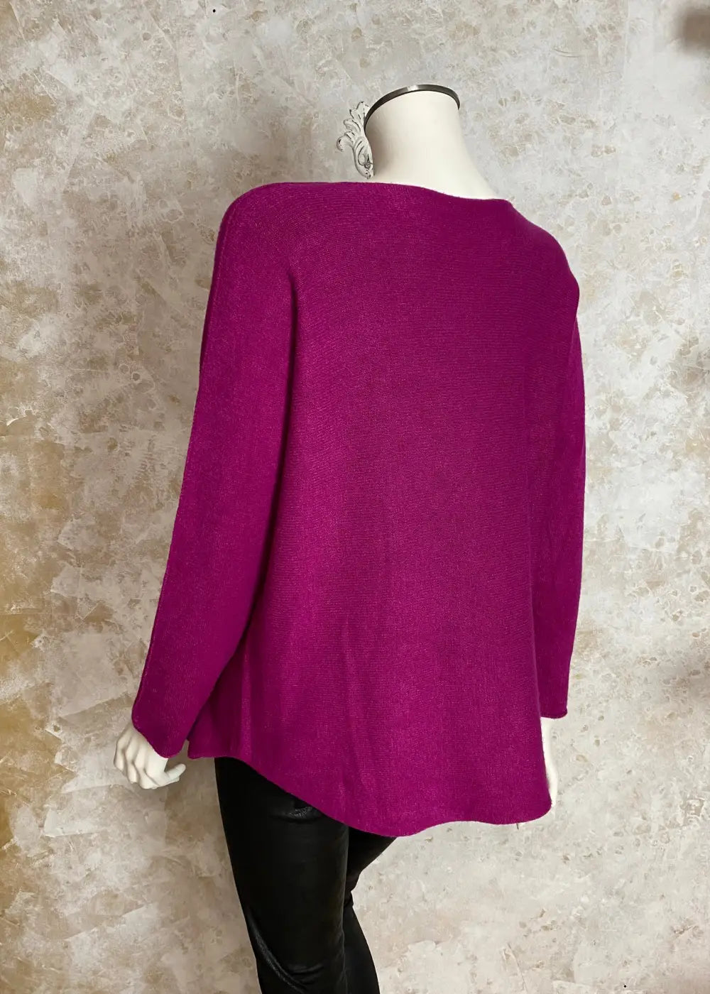 Superpehmeä Cashmere touch -neulepusero, jossa O-pääntie, pitkät hihat ja joustava, miellyttävä materiaali.
