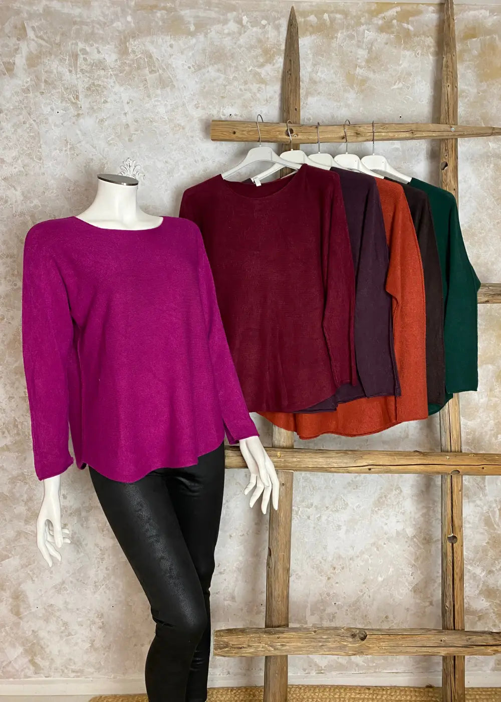 Superpehmeä Cashmere touch -neulepusero, jossa O-pääntie, pitkät hihat ja joustava, miellyttävä materiaali.