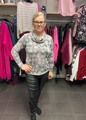 Roosa pallokuosinen neule, jossa pehmoinen materiaali, suora malli, vesiputouskaulus ja täysmittaiset hihat