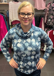 Sininen pallokuosinen neule, jossa pehmoinen materiaali, suora malli, vesiputouskaulus ja täysmittaiset hihat