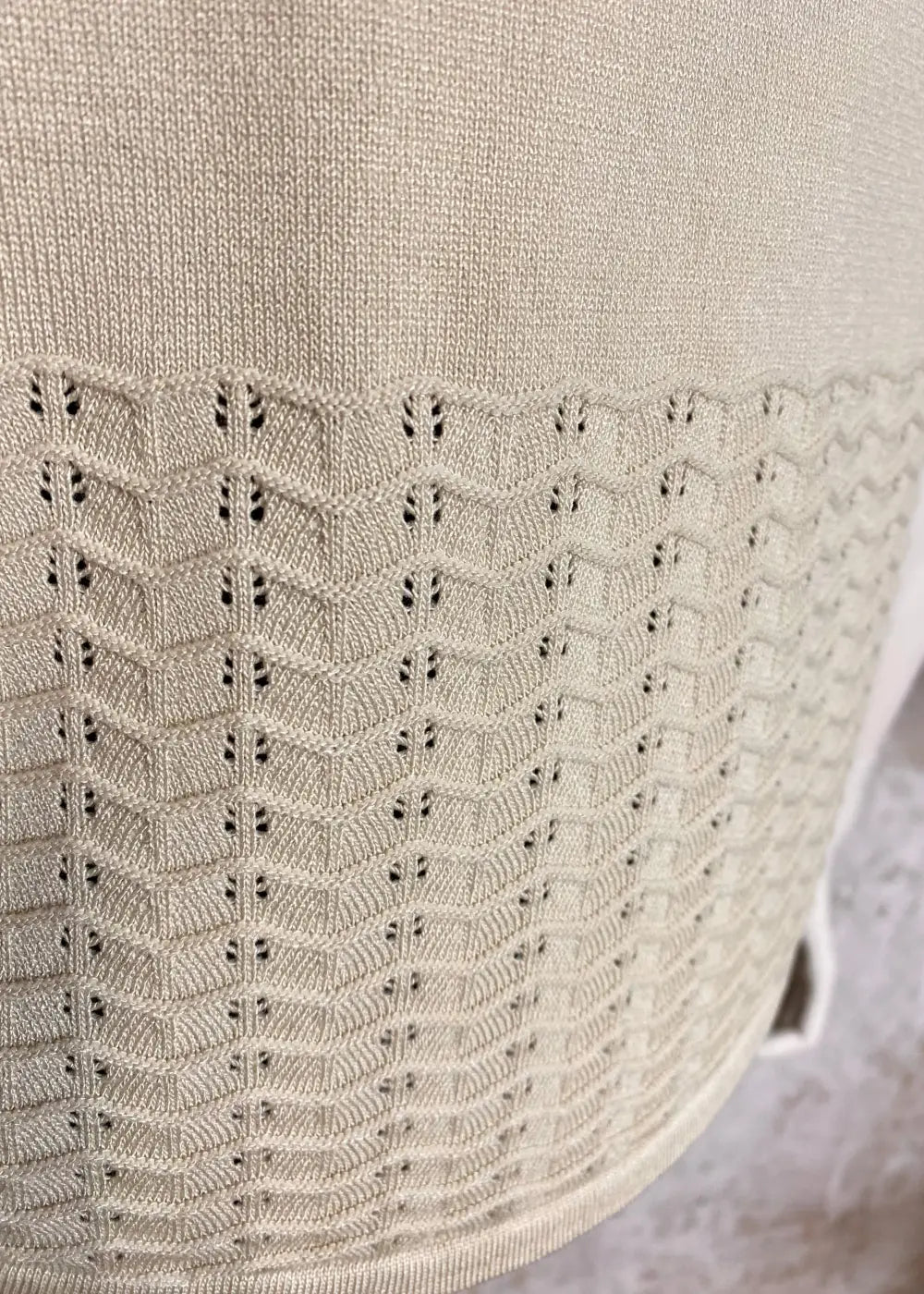 Beige ohut neule, suora malli, kirjailut helmassa ja hihansuissa, vajaamittaiset hihat ja O-pääntie