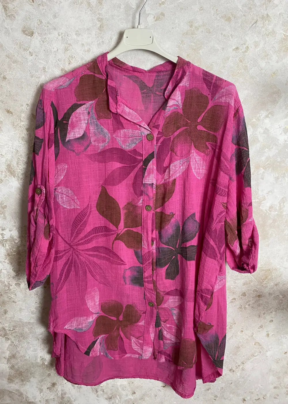 Kesäpaita kukkakuosilla, V-pääntie, napitus ja tamppihihat. Takaa pidempi helma. One size, sopii kokoihin 38–44.

