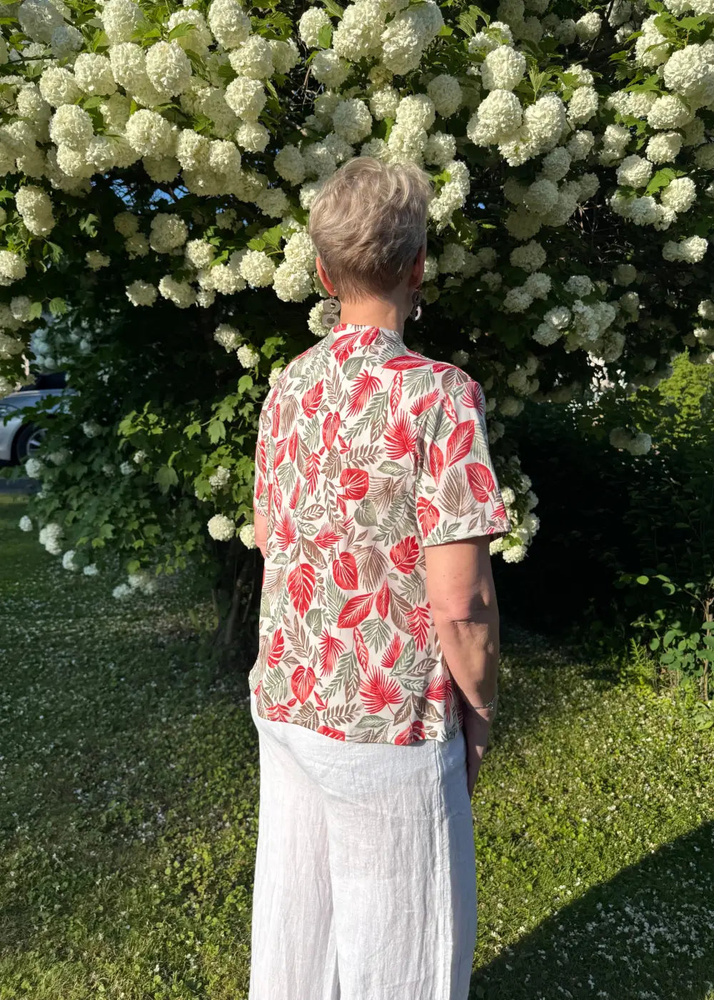 Kepeä trikoopusero naisille, V-pääntie ja pystykaulus, joustava, ei rypisty, helppohoitoinen, polyesteriä, koko M–XXL.