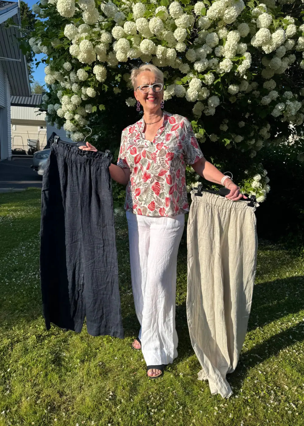 Tyylikkäät leveälahkeiset pellavahousut, joustava vyötärö, taskut edessä, one size, koko 36–40(42), 100 % pellavaa.