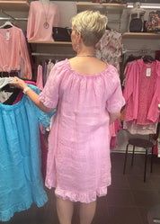 Naisten pellavamekko off shoulder -pääntiellä – frillat, taskut, lyhyet leveät hihat ja kevyt, läpikuultava materiaali.