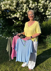 Rento naisten pellavapaita, V-pääntie, joustava kangas, sivuhalkiot helmassa, one size, koko 38–44, 100 % pellavaa.

