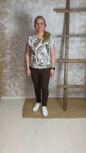 Naisten holkkihihainen paita maanläheisellä lehtikuviolla, joustava materiaali, suora malli ja O-pääntie