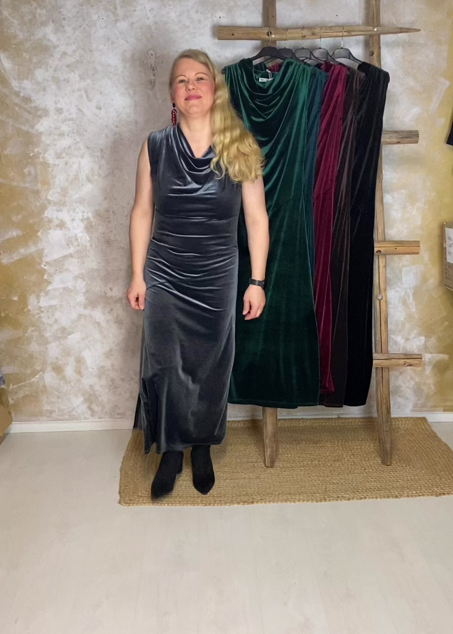 Säkenöivän kaunis hihaton velour-mekko naisille, pehmeä stretch, vesiputouskaulus, imarteleva malli ja näyttävä levenevä helma