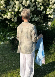 Sifonkipusero naisille, kukkakirjonta, V-pääntie ja pystykaulus, napitus, tampilliset hihat, läpikuultava, koko 36–42, polyester.
