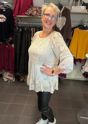 Elegantti beige silkkitunika kauniilla kirjailulla, A-linjainen malli, ilmava materiaali, leveät vajaamittaiset hihat ja O-pääntie