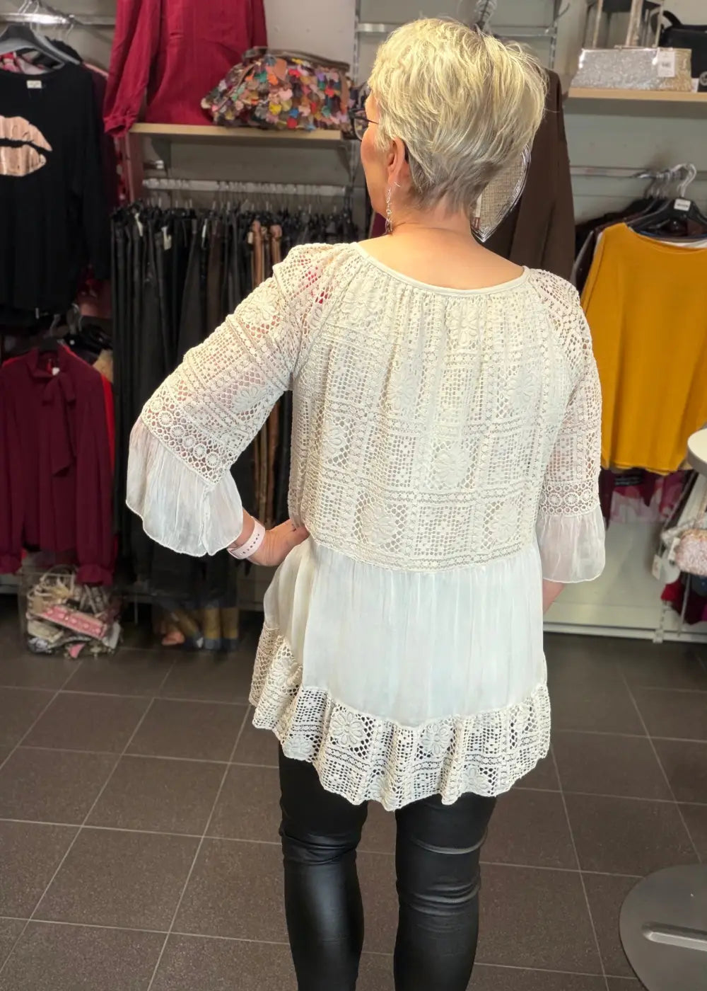Elegantti beige silkkitunika kauniilla kirjailulla, A-linjainen malli, ilmava materiaali, leveät vajaamittaiset hihat ja O-pääntie