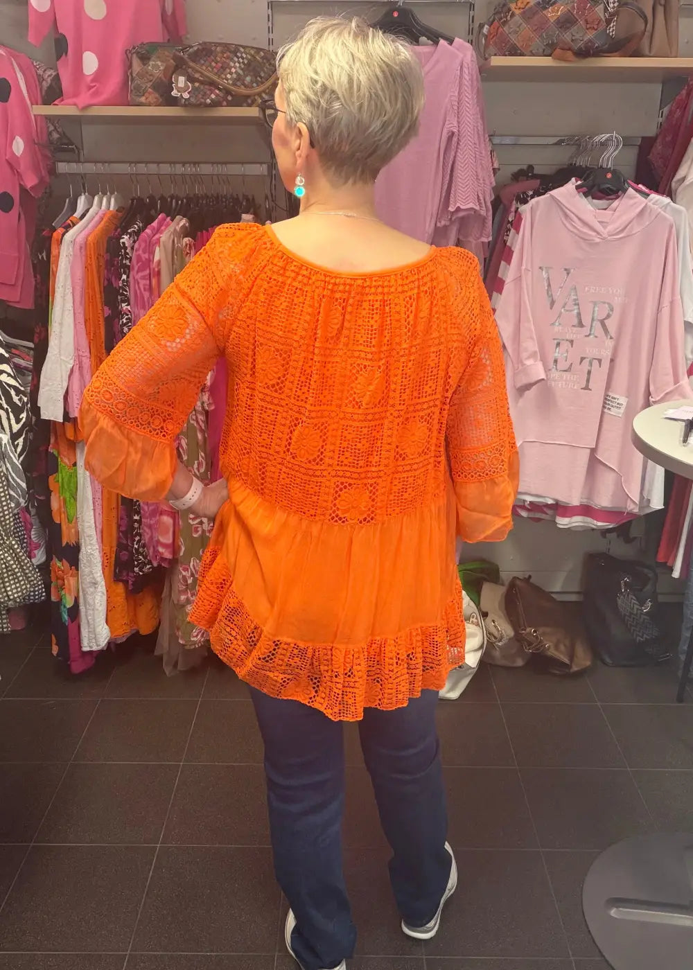 Elegantti oranssi silkkitunika kauniilla kirjailulla, A-linjainen malli, ilmava materiaali, leveät vajaamittaiset hihat ja O-pääntie