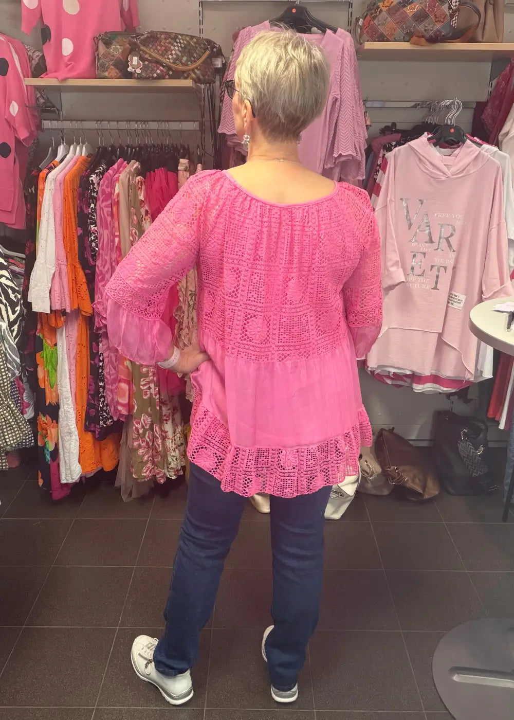 Elegantti pinkki silkkitunika kauniilla kirjailulla, A-linjainen malli, ilmava materiaali, leveät vajaamittaiset hihat ja O-pääntie