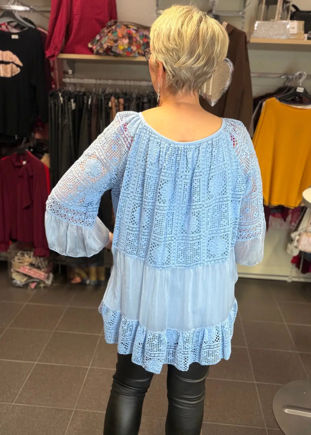 Elegantti vaaleansininen silkkitunika kauniilla kirjailulla, A-linjainen malli, ilmava materiaali, leveät vajaamittaiset hihat ja O-pääntie