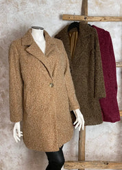 Tyylikäs villakangastakki naisellisella A-linjaisella mallilla, yhden napin kiinnitys, ryhdikäs kaulus ja etutaskut
